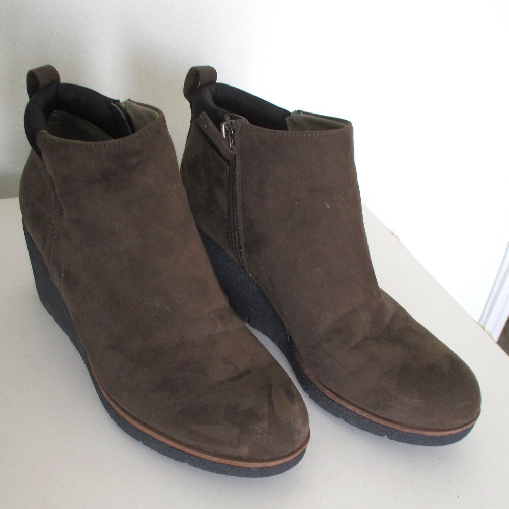 Dr. Scholl's "Berklie" Womens Taupe Faux Suede 2.5" Rubber Wedge Ankle Boot- 10M - Picture 2 of 9